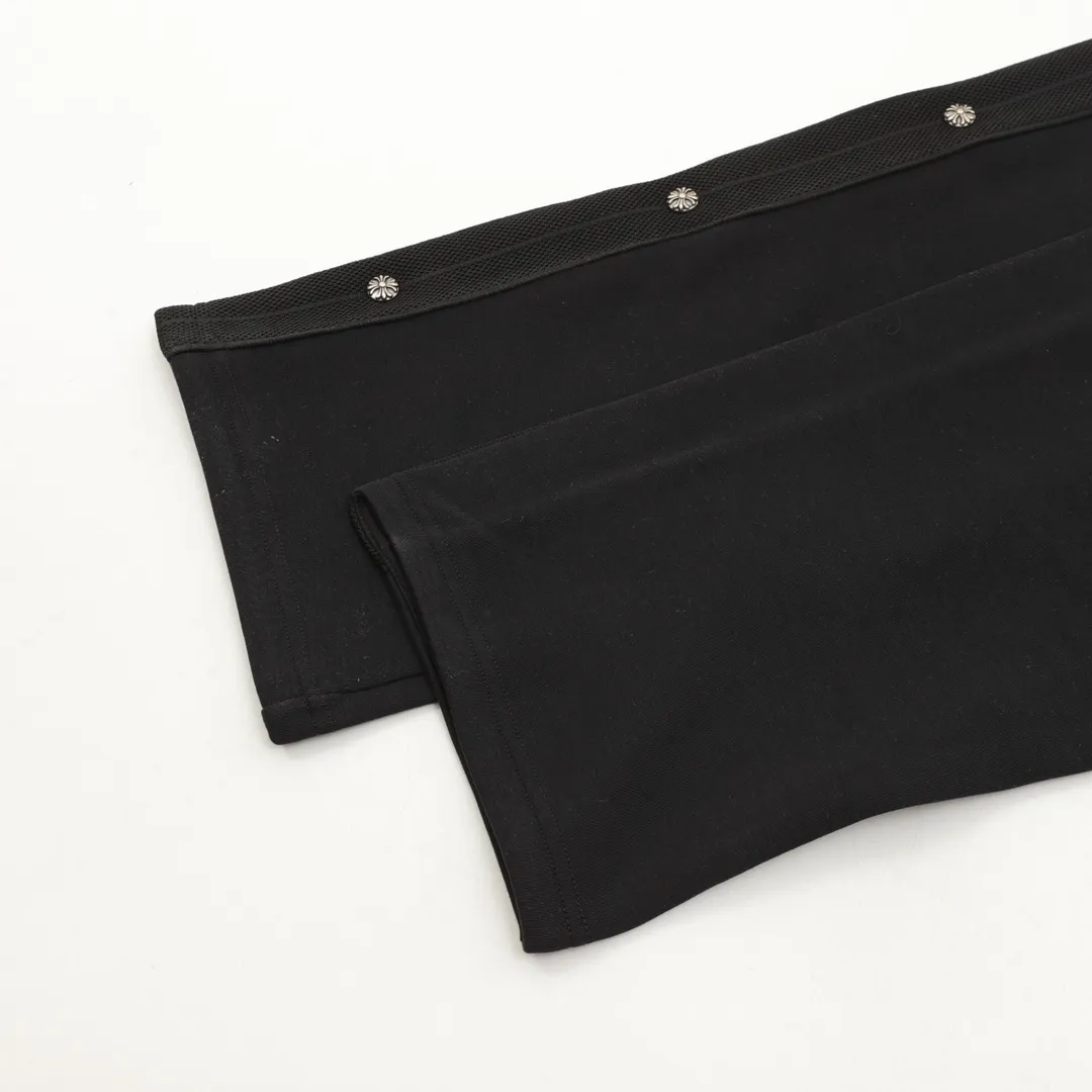 🅿️390 CH/Cro Heart Cross patch embroidered trousers. The fabric is made of custom woven composite fabric. It is dyed and then treated with wool. It is silky and super soft compared to the original version. The fabric texture has clear and obvious strands and excellent drape. The exquisite workmanship has reached foreign trade export standards. The cross on both sides of the front panel is embroidered with Sanskrit. It is fashionable and individual. It is super versatile and good-looking. It is a must-have for fashionable men and women. It is unparalleled in terms of upper body comfort. size：XS-L